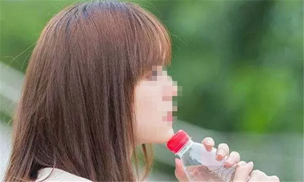 妯娌生兒子,俺去醫院探望,看見孩子照片,隔天俺冒雨搬家