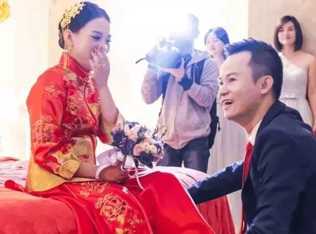 沒給婆家人做飯,被婆婆趕出家門,丈夫公司趕來,兒媳怒劈他