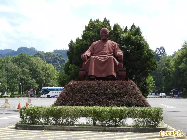 清除威權象徵 促轉會鎖定兩蔣銅像、國幣改版