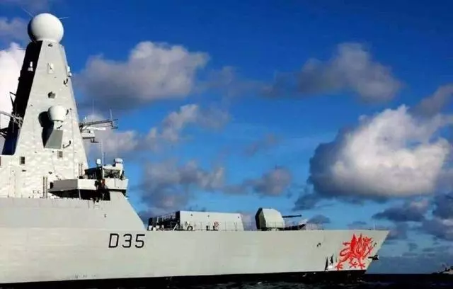 英國不聽勸!軍艦強闖海峽,伊朗飛彈奉命出擊,向世界表明態度
