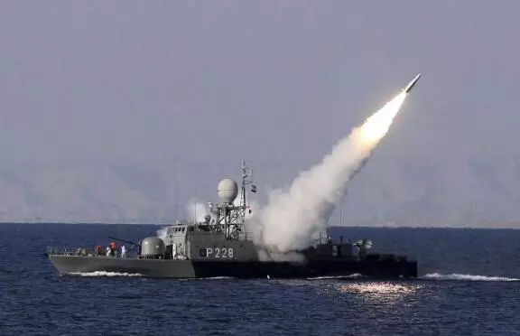 英國不聽勸!軍艦強闖海峽,伊朗飛彈奉命出擊,向世界表明態度