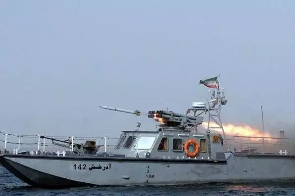 英國不聽勸!軍艦強闖海峽,伊朗飛彈奉命出擊,向世界表明態度