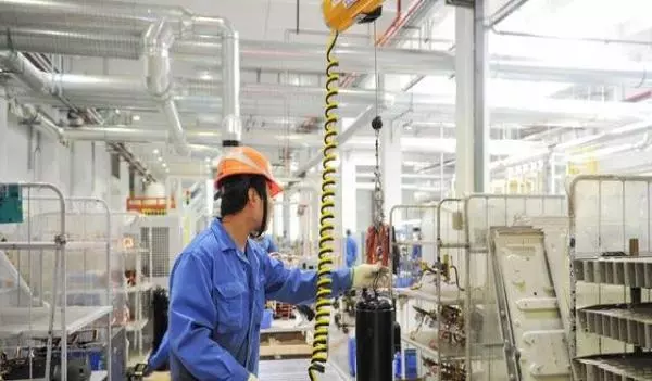 機修工因上班期間取快遞被辭退,臨走前他在車間轉一圈,老闆愣了