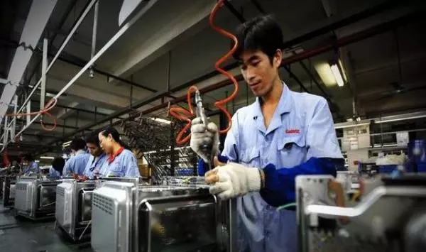 機修工因上班期間取快遞被辭退,臨走前他在車間轉一圈,老闆愣了