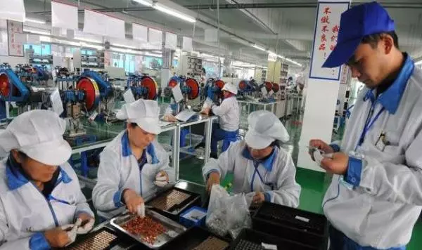 機修工因上班期間取快遞被辭退,臨走前他在車間轉一圈,老闆愣了