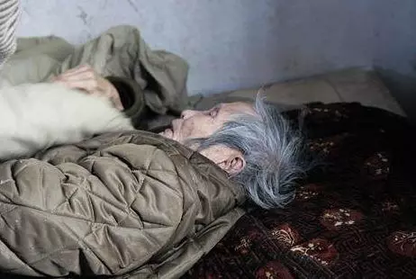 兒子把重病母親趕出門,只給一件破大衣,母親半路一摸口袋醒悟