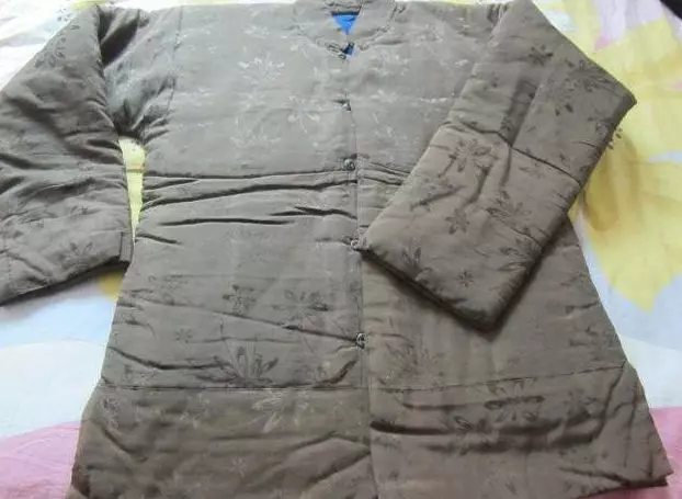 兒子把重病母親趕出門,只給一件破大衣,母親半路一摸口袋醒悟