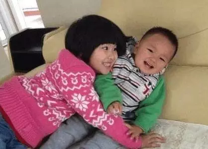 姐姐帶弟弟出門玩,遇到一奶奶問路,她隨便一指救了自己和弟弟