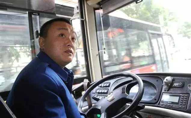公交車上民工不給老人讓座,被女白領大罵,司機一開口,大家無語