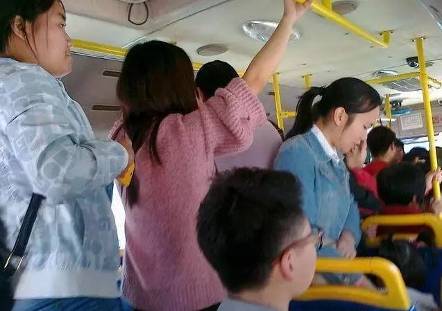 公交車上民工不給老人讓座,被女白領大罵,司機一開口,大家無語