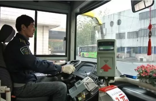 公交車上民工不給老人讓座,被女白領大罵,司機一開口,大家無語