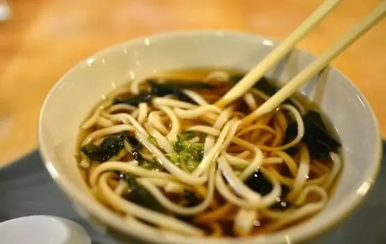 婆婆每天給她和老公煮麵,一次她和老公換著吃後,她離婚