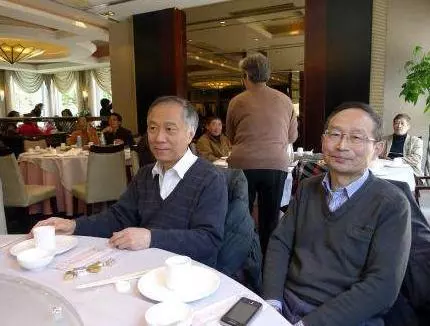 同學聚會,父親打包剩菜被嘲笑,老闆過來免單,同學們都愣了!