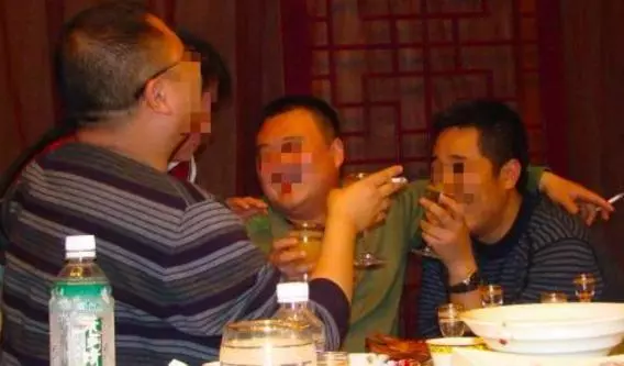 同學聚會,父親打包剩菜被嘲笑,老闆過來免單,同學們都愣了!