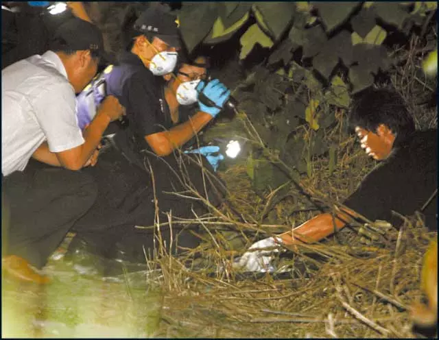 6歲哥殺死4歲親弟,父母埋屍荒野滅證,小死者託夢阿公求救