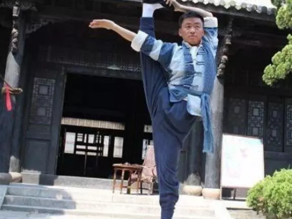 連向華強都不敢惹,也是王寶強前輩,釋小龍的深厚背景終於曝光!