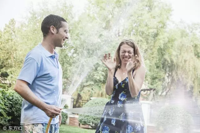 婆家人來家裡做客,外甥女指責我,小姑子卻大摔碗筷生氣!