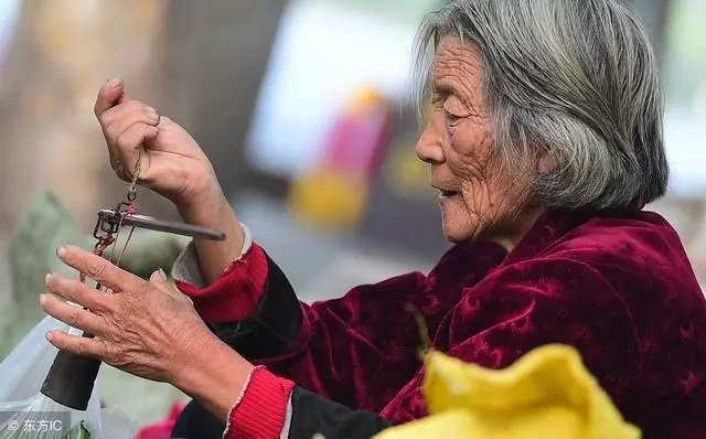 母親叫回家分遺產,兒子當玩笑,女兒回去之後當場直接愣住