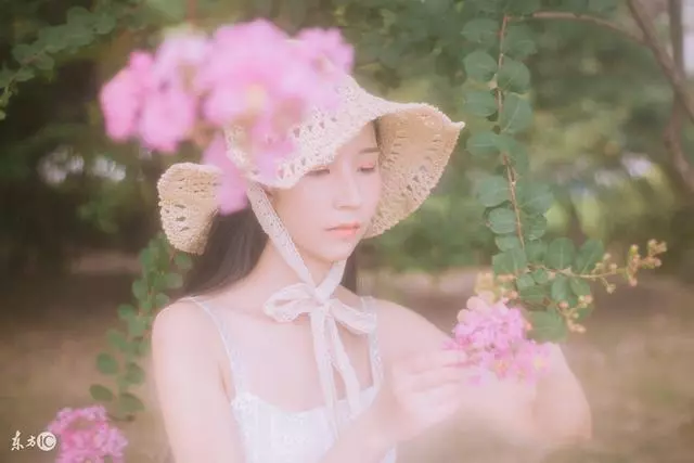 八年戀愛長跑,閨蜜給我一萬紅包,我卻在婚禮現場把她打到流產