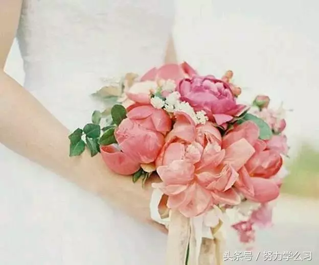 婆家人來城裡做客,我做飯菜忘放鹽,小姑子摔了碗筷,婆婆卻大笑