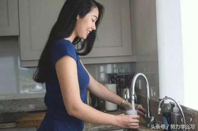 婆家人來城裡做客,我做飯菜忘放鹽,小姑子摔了碗筷,婆婆卻大笑