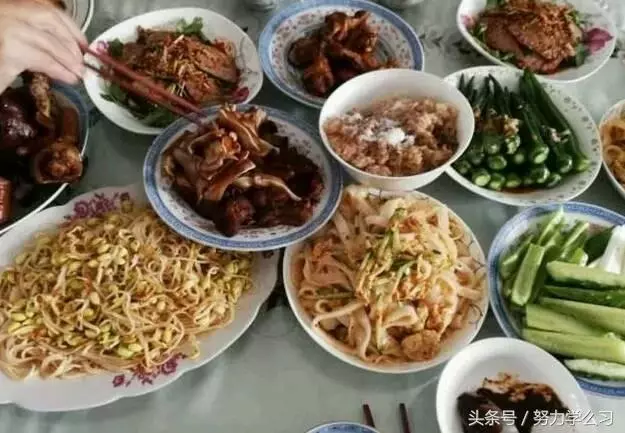 婆家人來城裡做客,我做飯菜忘放鹽,小姑子摔了碗筷,婆婆卻大笑