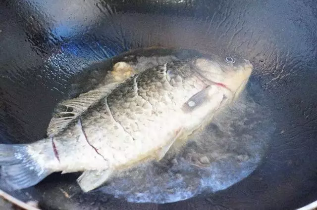 如何煎魚才能不破皮?只要記住這三招,就不會破了,而且煎魚香又脆皮,特別好吃