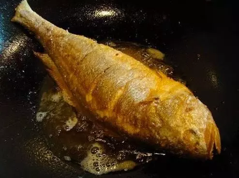 如何煎魚才能不破皮?只要記住這三招,就不會破了,而且煎魚香又脆皮,特別好吃