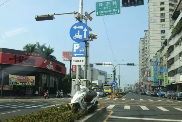 這樣停車很帥氣? 機車停分隔島上還加大鎖