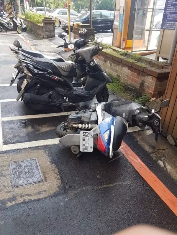 這樣停車很帥氣? 機車停分隔島上還加大鎖