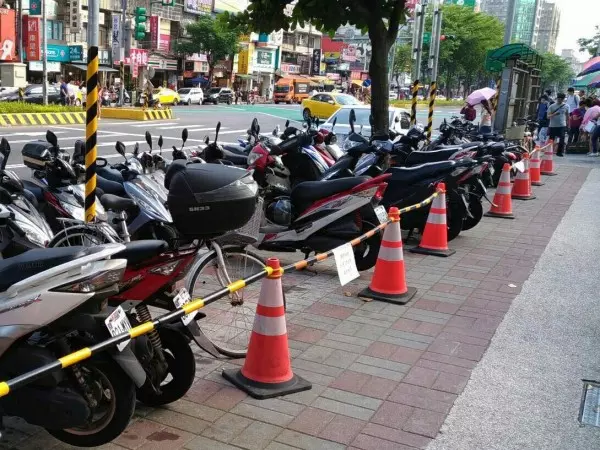 這樣停車很帥氣? 機車停分隔島上還加大鎖