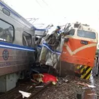 這樣停車很帥氣? 機車停分隔島上還加大鎖