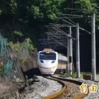 這樣停車很帥氣? 機車停分隔島上還加大鎖