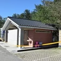 這樣停車很帥氣? 機車停分隔島上還加大鎖
