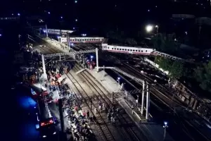 這樣停車很帥氣? 機車停分隔島上還加大鎖