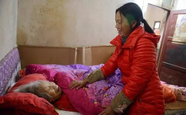 媽深夜抱我離家,20年沒找過爸,臨終前說7個字,我才知當年實情