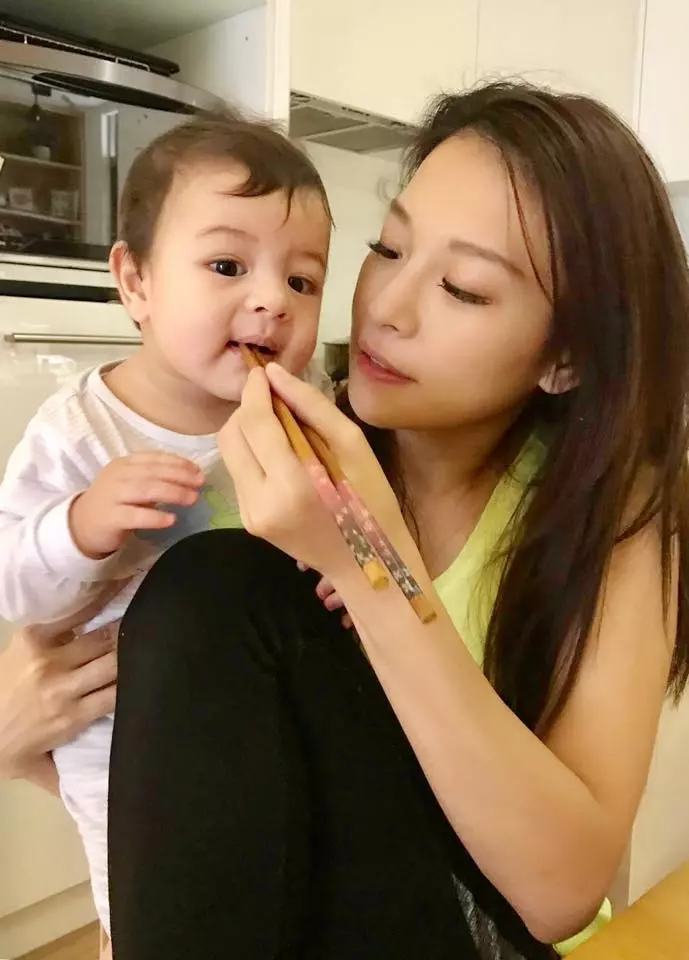 鄰居給8個月嬰兒亂啃披薩,「東西方養法差好大」讓艾莉絲傻眼!網友直呼:大開眼界!