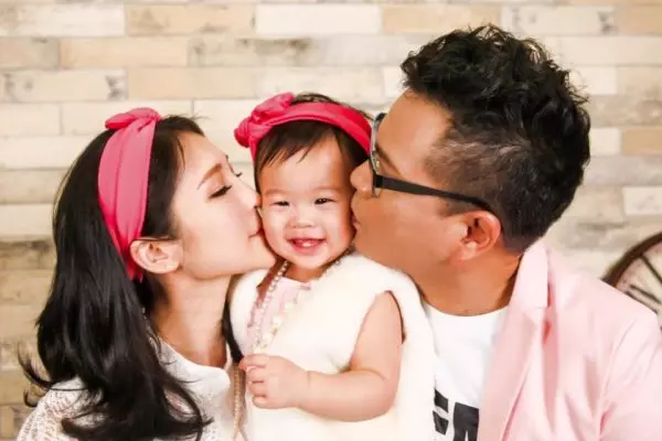 沈玉琳3歲女兒近照曝光!美貌遺傳媽媽好基因,網友直呼:「好像小S!」