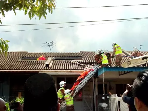 警員練習跳傘 意外墜跌屋頂