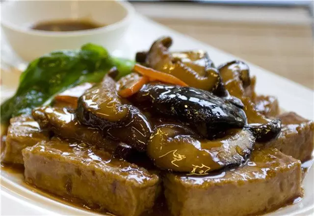 火鍋里的凍豆腐,其實炒著吃也很美味,口感好吃又下飯!