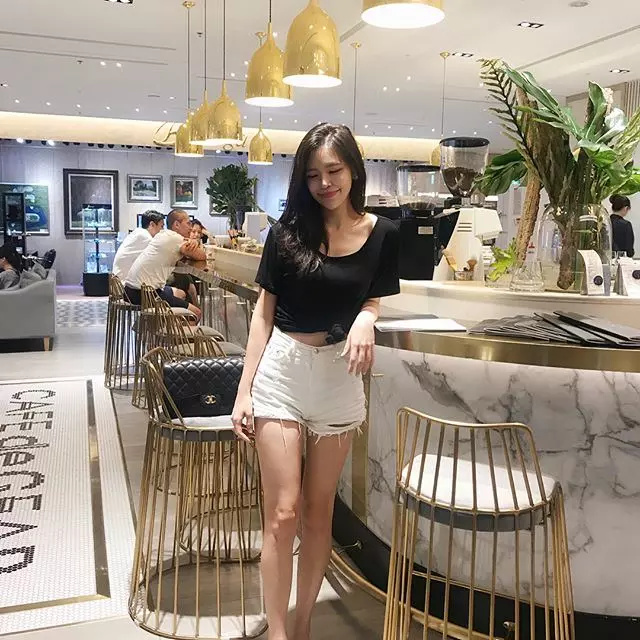 【這讓男子怎麼受得了?】潛水正妹竟然當眾….,身材好到不得了!