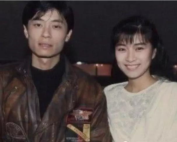 55歲王傑22歲兒子近照曝光,曾被二婚妻子無情帶走,如今長成這樣,怪不得阻止王傑見他!