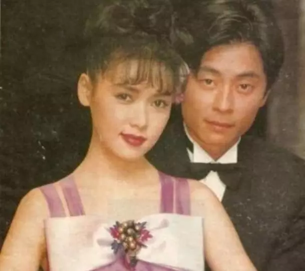 55歲王傑22歲兒子近照曝光,曾被二婚妻子無情帶走,如今長成這樣,怪不得阻止王傑見他!