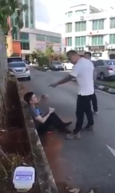 【霸氣岳父毒打女婿！】[影片] 毒販渣男教唆老婆去偷錢，因為老婆不肯，而把她打到進「ICU 急救室」！岳父：「你打我女兒