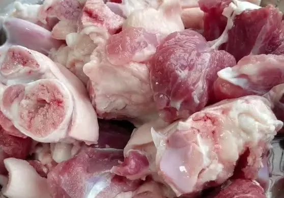 客家黃酒燜豬腳,材料簡單,肥而不膩,入口即化,女兒吃了一大碗