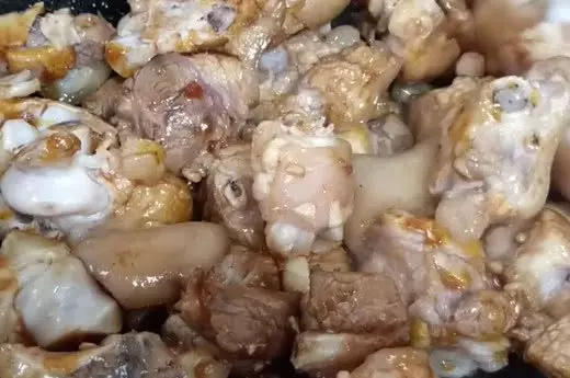 客家黃酒燜豬腳,材料簡單,肥而不膩,入口即化,女兒吃了一大碗