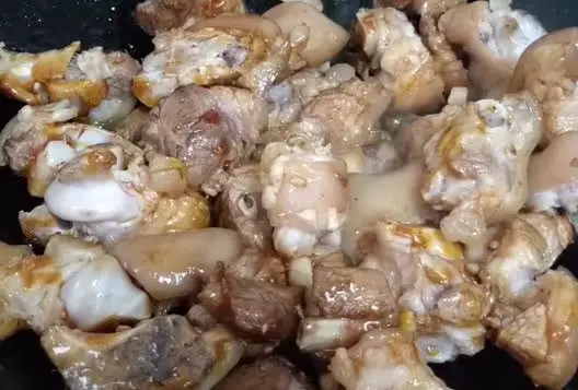 客家黃酒燜豬腳,材料簡單,肥而不膩,入口即化,女兒吃了一大碗