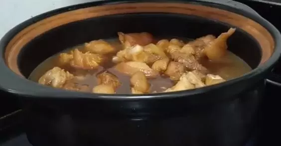 客家黃酒燜豬腳,材料簡單,肥而不膩,入口即化,女兒吃了一大碗