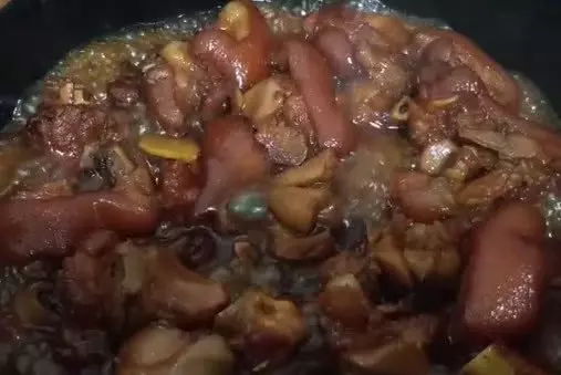 客家黃酒燜豬腳,材料簡單,肥而不膩,入口即化,女兒吃了一大碗