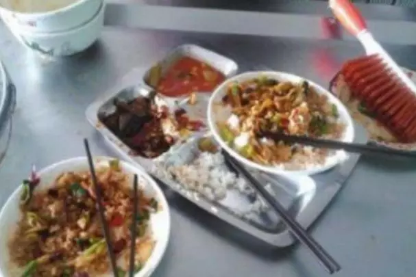 她懷孕時婆婆粗茶淡飯待她,小叔子來家看見桌上飯菜,她樂開花
